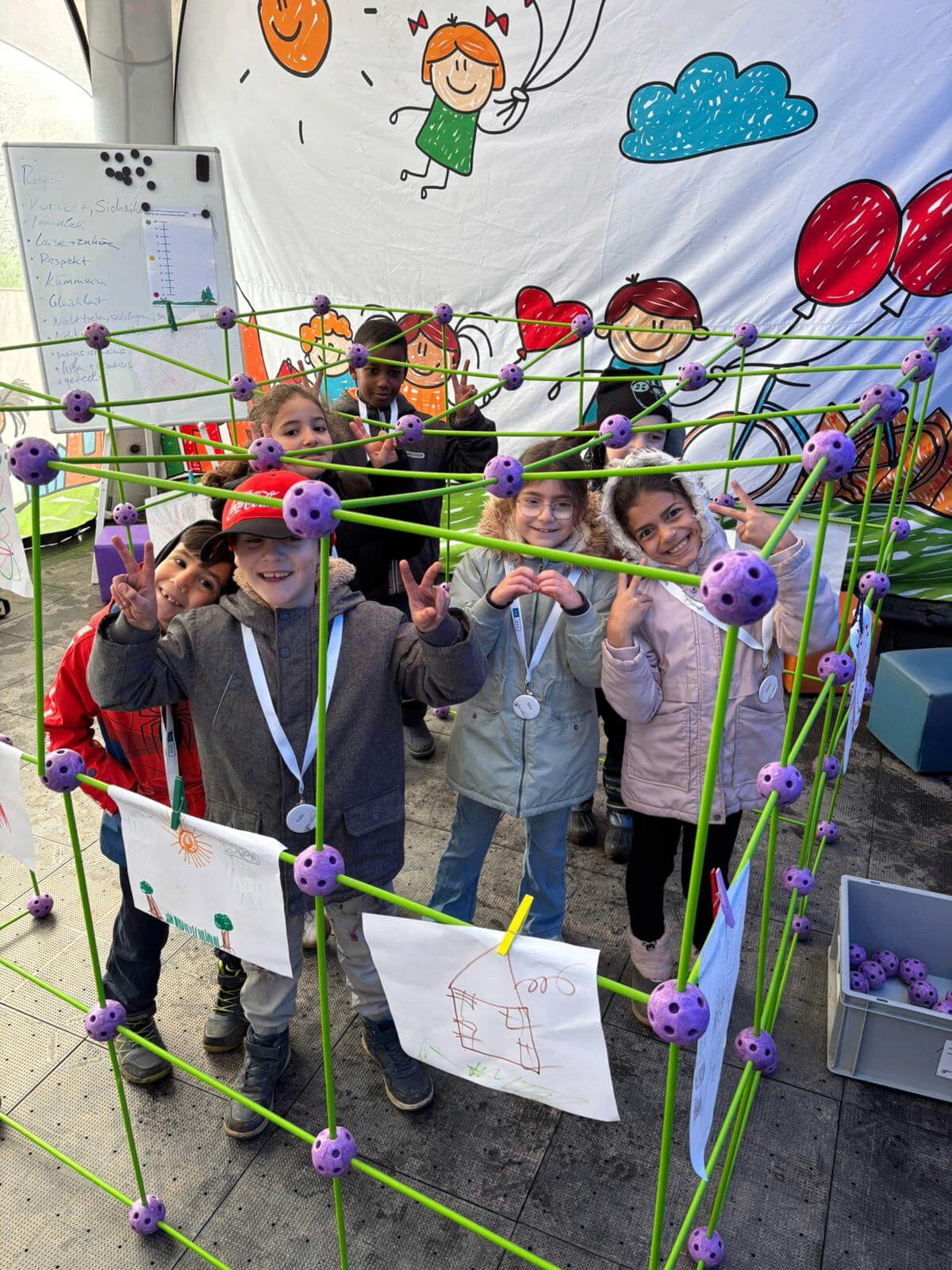 Kindergruppe im WerteRaum-Pavillon mit selbst gestalteten Bildern