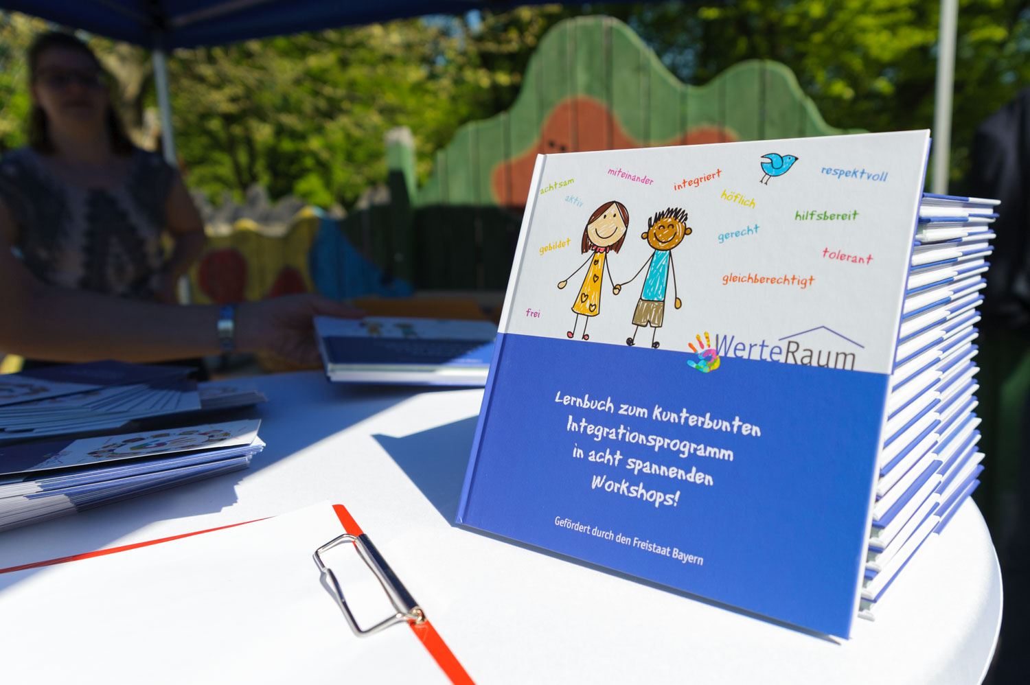 WerteRaum-Lernbuch zum Integrationsprogramm am Materialtisch